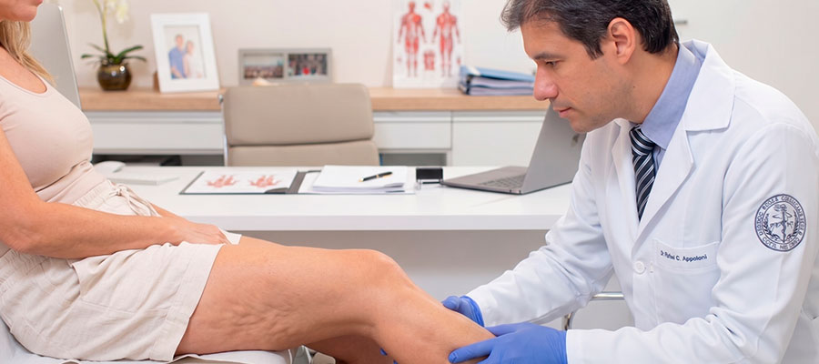 cirurgiao vascular avaliando celulite