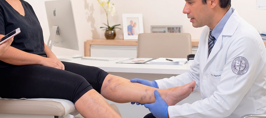medico vascular avaliando pernas da paciente