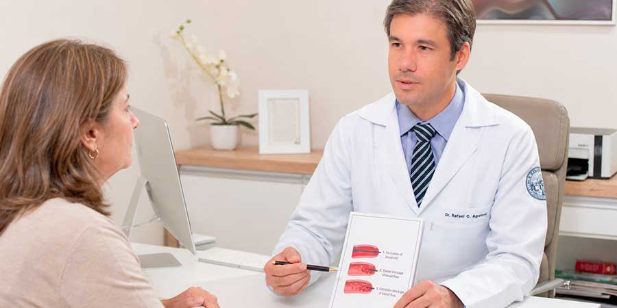 cirurgião vascular explicando sobre trombose